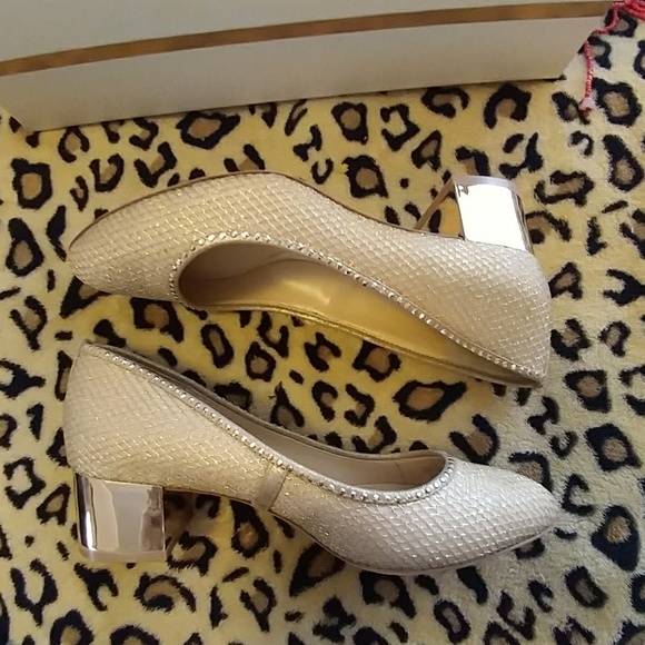 NIB Camuto Gold Mesh Studded Pumps Leather Sole - Picture 3 of 8